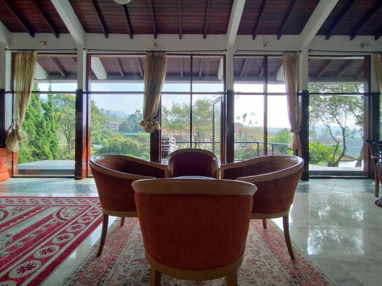Villa Bukit Danau Lot 14 Cinengangirang Exterior photo